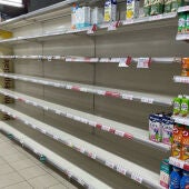 Lineal de leche vacío en un supermercado
