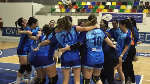 Las jugadoras del Lobas Global Oviedo celebrando un triunfo Las jugadoras del Lobas Global Oviedo celebrando un triunfo