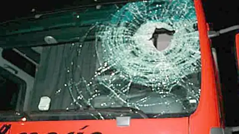 Un camionero resulta herido por un piquete al recibir una pedrada Un camionero resulta herido por un piquete al recibir una pedrada