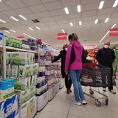 Varias personas compran leche en un supermercado de Madrid, donde algunas estanterías permanecen vacías a causa de la huelga indefinida de transporte Varias personas compran leche en un supermercado de Madrid, donde algunas estanterías permanecen vacías a causa de la huelga indefinida de transporte