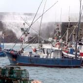 Varios barcos permanecen amarrados en el puerto de Cudillero, en Asturias, en una fotografía de archivo