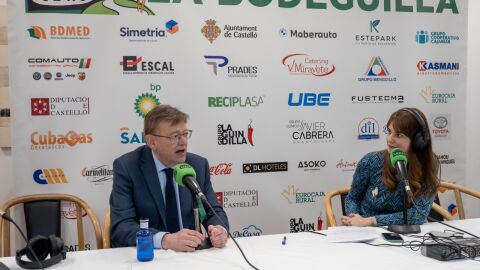 El president Puig durante su intervenci&oacute;n en el programa M&aacute;s de Uno Castell&oacute;n con la periodista, Marta Fullera. 