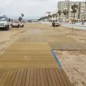Operarios montando las pasarelas de baño en Valdelagrana Operarios montando las pasarelas de baño en Valdelagrana