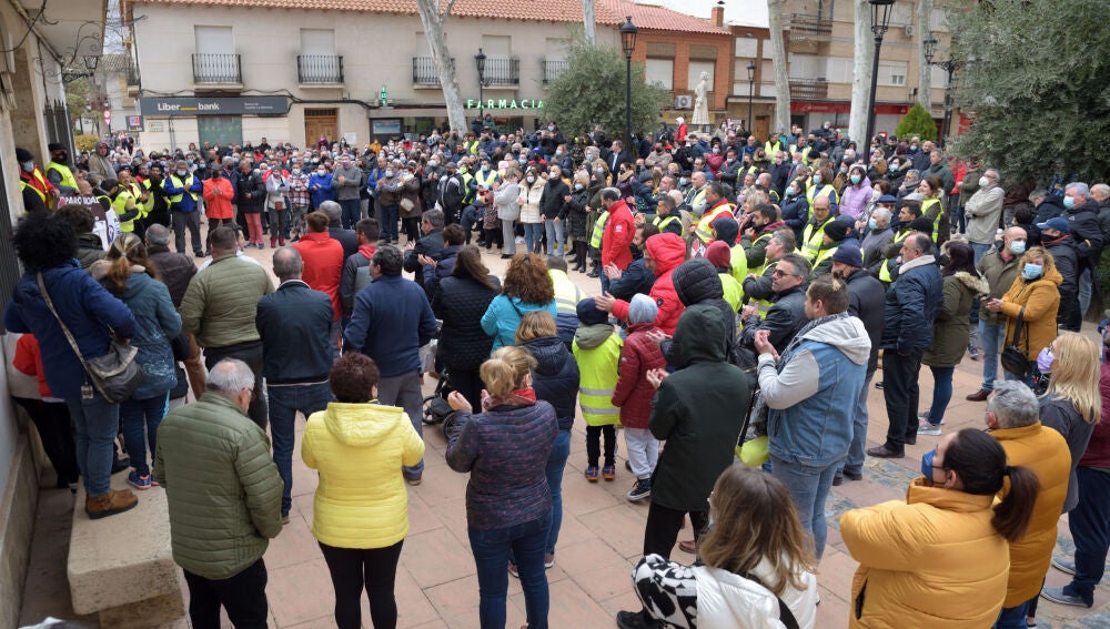 Público que se ha unido a los trasportistas en la tarde de hoy