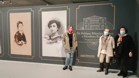 De dereita a esquerda: Reis Camiña, Beatriz de San Ildefonso e Natalia Fraguas, conservadoras do Museo e comisarias da exposición "De Babiano Méndez-Núñez a Mendoza Babiano" Cita a cegas no Museo de Pontevedra