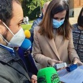 Ione Belarra, ministra de Derechos Sociales, atiende las peticiones de un camionero asturiano, Diego González