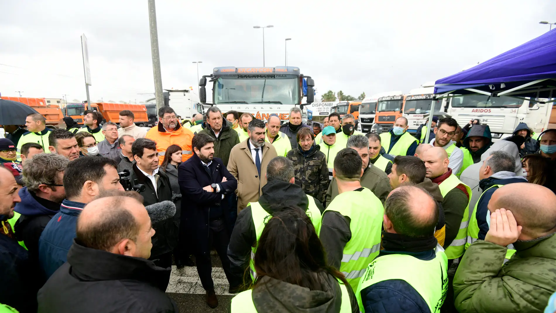 El presidente López Miras se reúne con transportistas y califica de esperpéntica la gestión del Gobierno central