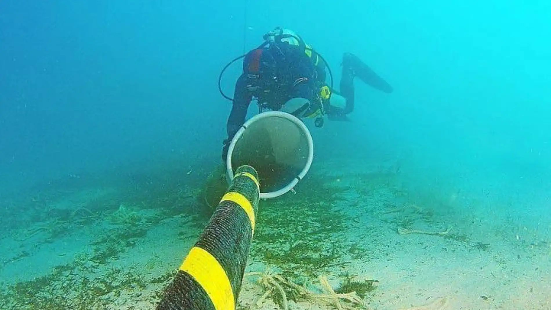 Un buzo en la reparación del primer cable submarino. 