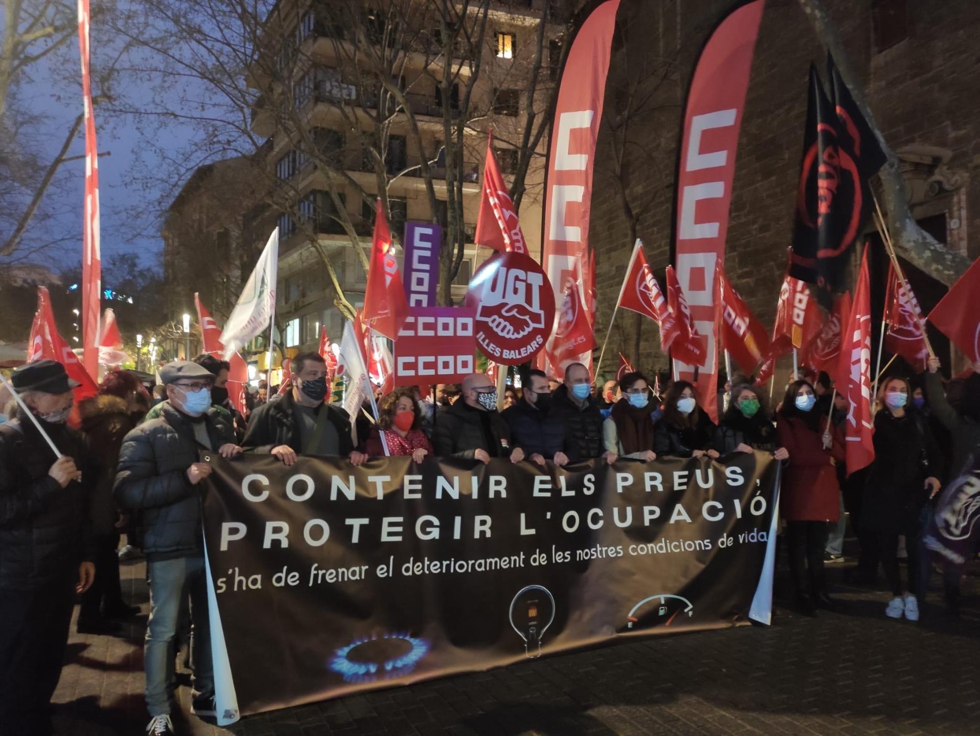 Sindicatos y patronal se unen contra el alza de precios en una protesta en Palma Sindicatos y patronal se unen contra el alza de precios en una protesta en Palma