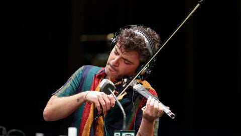 Jos&eacute; Asunci&oacute;n tocando el viol&iacute;n