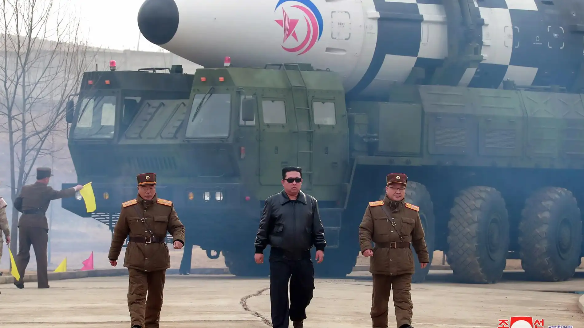 El líder norcoreano, Kim Jong-Un, durante el lanzamiento de prueba del misil. 