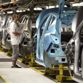 Un operario, en la cadena de montaje del Opel Meriva en la planta de General Motors en Figueruelas, en una fotografía de archivo Un operario, en la cadena de montaje del Opel Meriva en la planta de General Motors en Figueruelas, en una fotografía de archivo