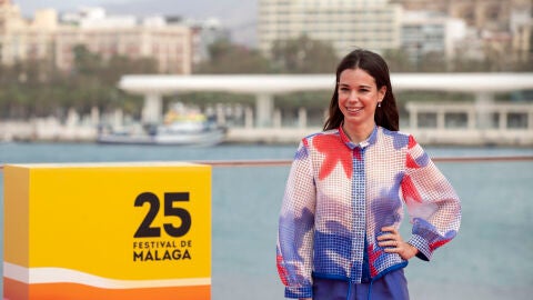 La actriz Laia Costa, protagonista de 'Cinco lobitos', posa en el photocall del Festival de Málaga