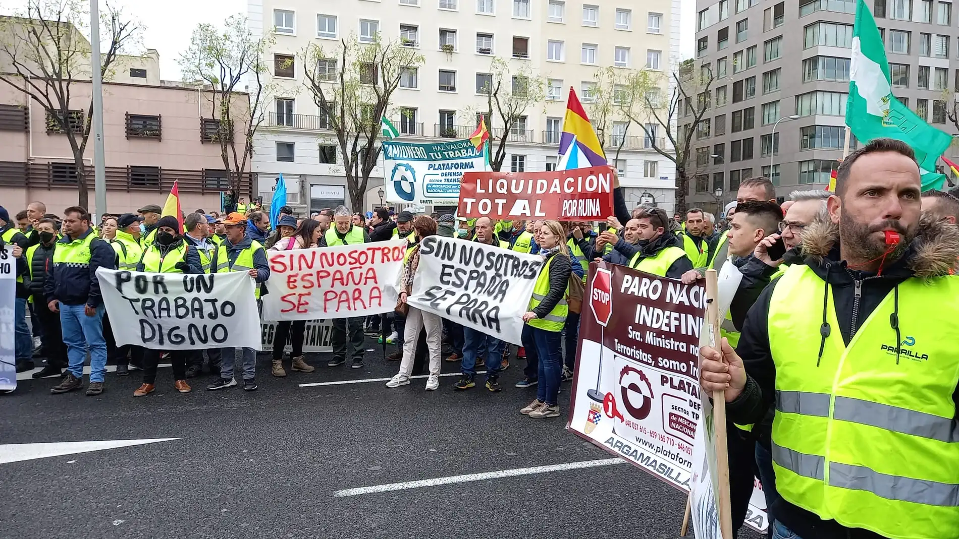 Movilización de los transportistas convocantes del paro en Madrid.