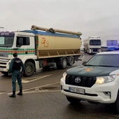 La Guardia Civil escolta un convoy de 115 camiones para abastecer al sector ganadero de Castilla - La Mancha La Guardia Civil escolta un convoy de 115 camiones para abastecer al sector ganadero de Castilla - La Mancha