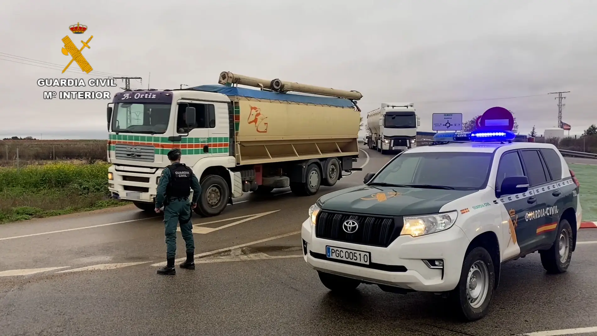 La Guardia Civil escolta un convoy de 115 camiones para abastecer al sector ganadero de Castilla - La Mancha