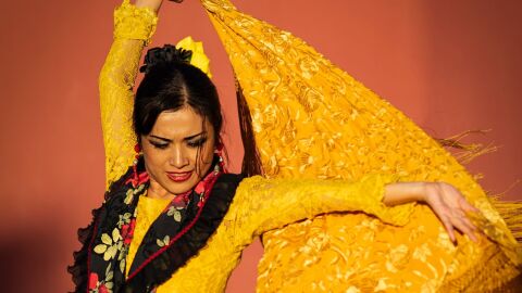 Asami bailando en uno de sus espect&aacute;culos