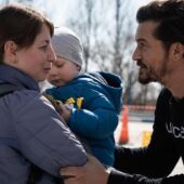 El actor Orlando Bloom con unos refugiados en Moldavia