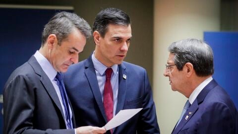 Pedro S&aacute;nchez, con los l&iacute;deres europeos en la cumbre sobre precios energ&eacute;ticos. / Efe