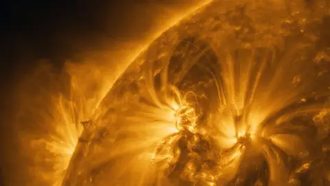 Solar Orbiter toma imagenes del Sol como nunca antes Solar Orbiter toma imagenes del Sol como nunca antes