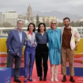 El equipo de la película 'Cinco lobitos', con la directora Alauda Ruiz de Azúa en el centro, posa en el Festival de Málaga El equipo de la película 'Cinco lobitos', con la directora Alauda Ruiz de Azúa en el centro, posa en el Festival de Málaga