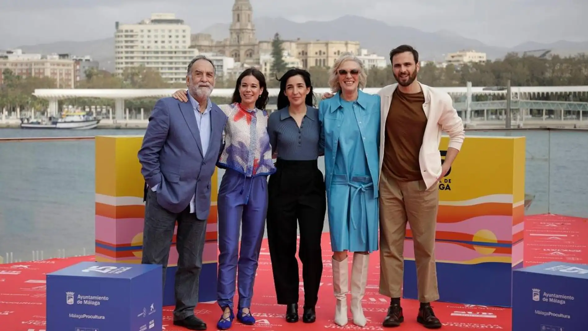 El equipo de la película 'Cinco lobitos', con la directora Alauda Ruiz de Azúa en el centro, posa en el Festival de Málaga