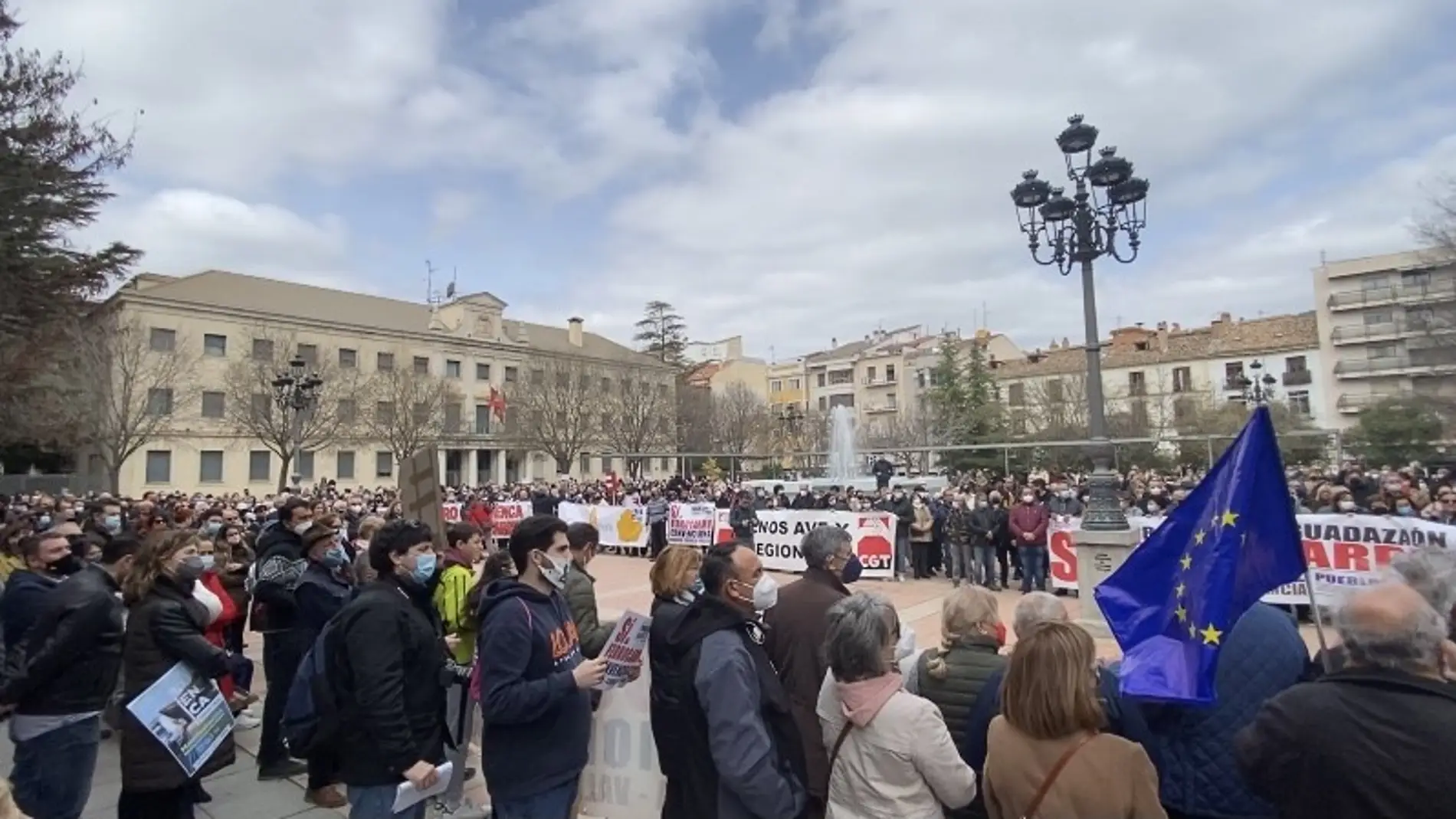 La manifestación ha concluido en la plaza de España de la ciudad con la lectura de un manifiesto
