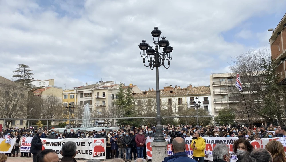 Cientos de personas en la Plaza de España, al término del recorrido