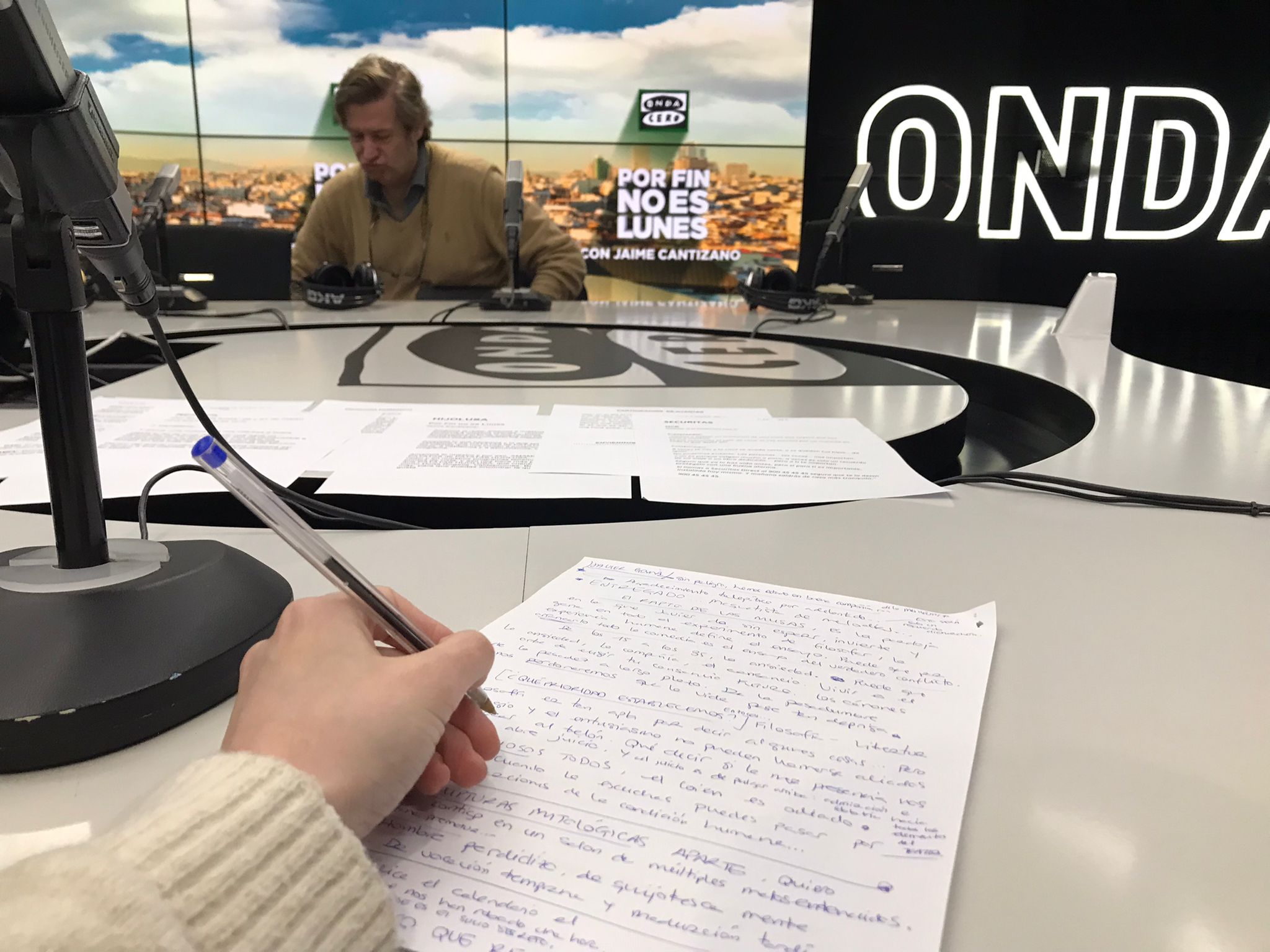 El garabato de Isabel Lobo a Javier Gomá: "Hombre perdidizo de quijotesca mente previa escritura" El garabato de Isabel Lobo a Javier Gomá: "Hombre perdidizo de quijotesca mente previa escritura"