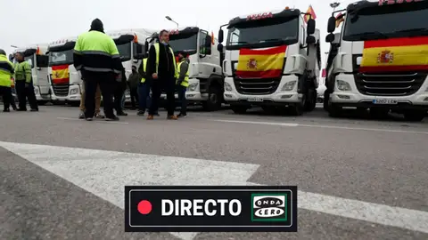 Huelga de transportes: última hora de las negociaciones, plataforma mantiene los paros, reacciones, desabastecimiento y últimas noticias de hoy Concentración de camioneros en Madrid/ EFE