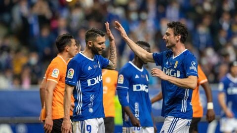Borja Bast&oacute;n y Borja S&aacute;nchez celebran la victoria frente al Fuenlabrada