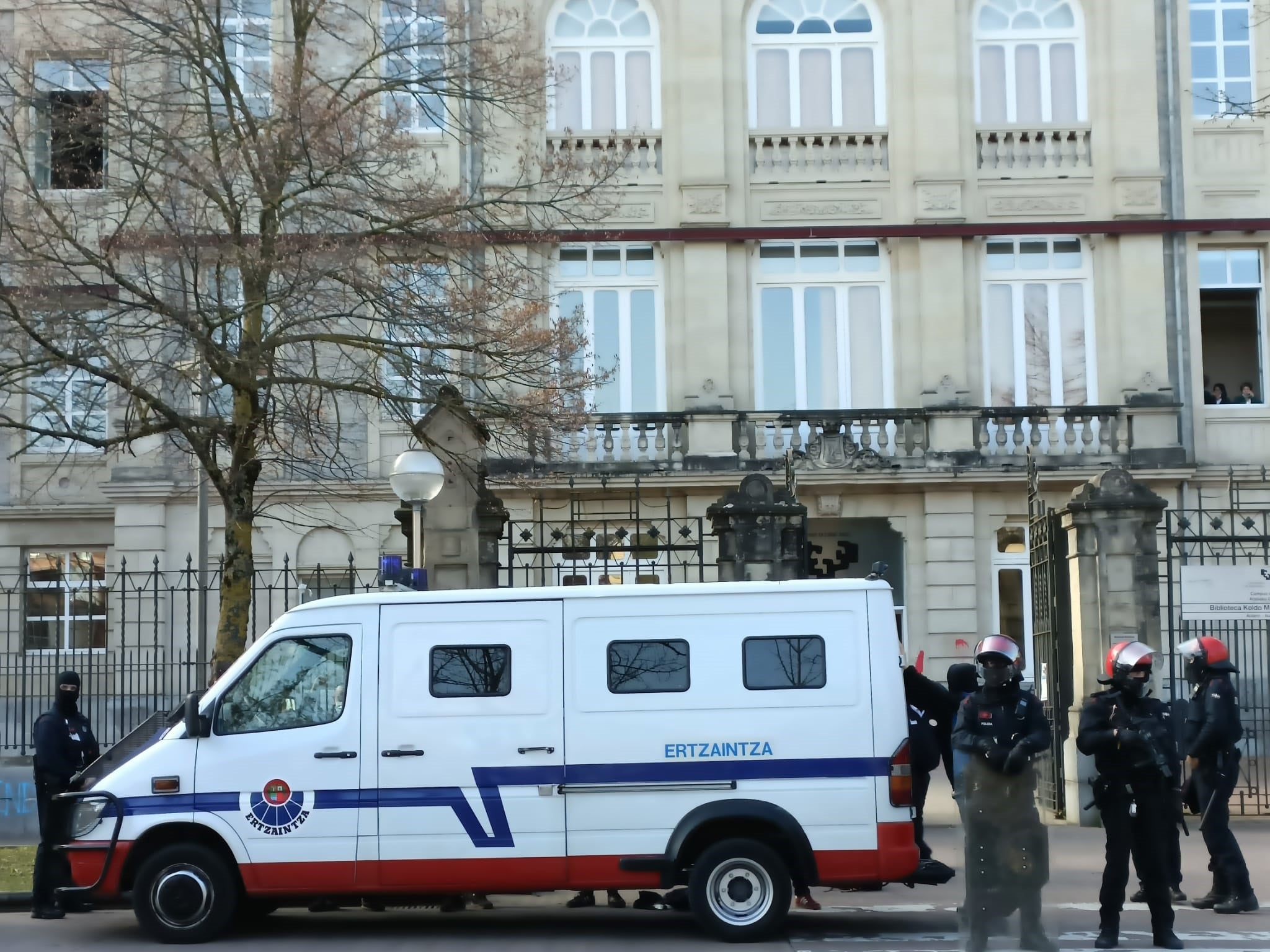 Decenas de detenidos tras los incidentes en el campus alavés Decenas de detenidos tras los incidentes en el campus alavés