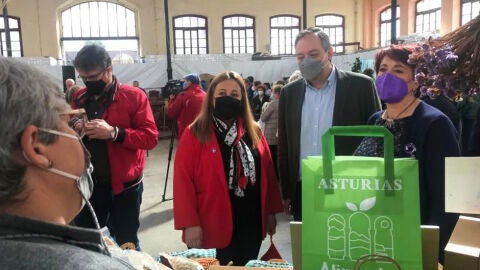 La consejera y el alcalde en el recinto ferial