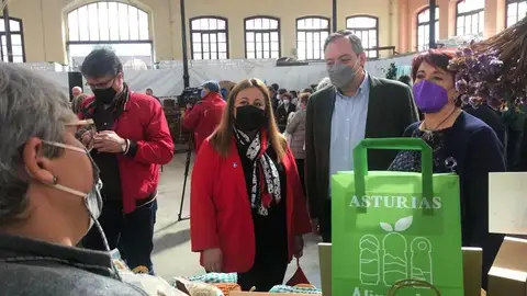 La consejera y el alcalde en el recinto ferial La consejera y el alcalde en el recinto ferial