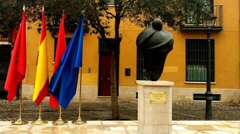 La escultura "Somos abrazo" rinde homenaje a los fallecidos por la Coivd-19 en Alcal&aacute; de Henares