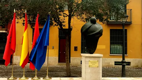 La escultura "Somos abrazo" rinde homenaje a los fallecidos por la Coivd-19 en Alcalá de Henares La escultura "Somos abrazo" rinde homenaje a los fallecidos por la Coivd-19 en Alcalá de Henares