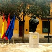 La escultura "Somos abrazo" rinde homenaje a los fallecidos por la Coivd-19 en Alcalá de Henares