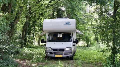 Autocaravana en la naturaleza