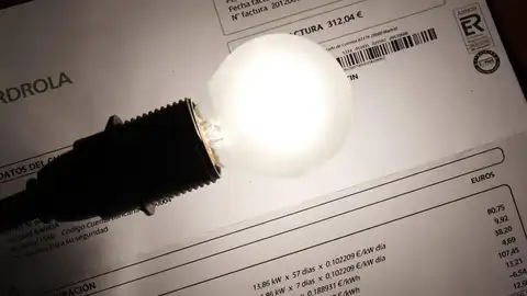 Consumidores particulares y empresas exigen medidas para frenar el precio de la luz Consumidores particulares y empresas exigen medidas para frenar el precio de la luz