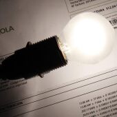 Consumidores  particulares y empresas exigen medidas para frenar el precio de la luz