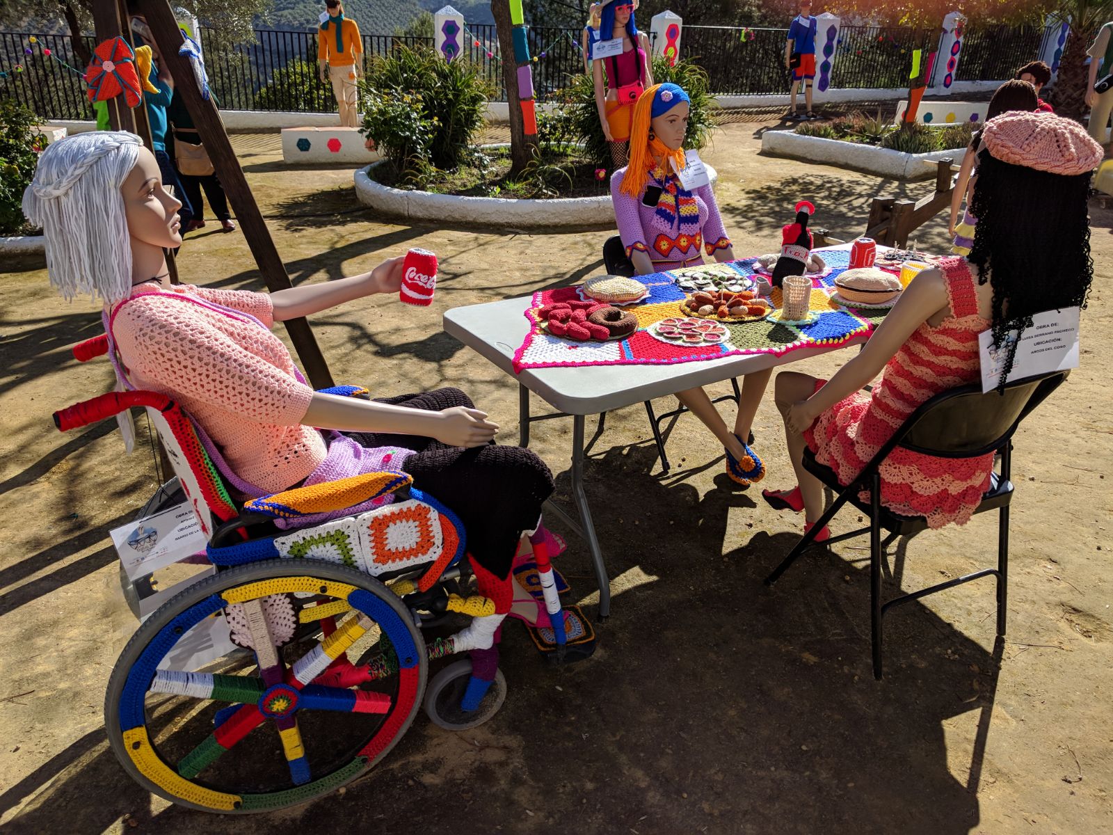 Iznájar se tiñe de colores con las creaciones de ganchillo de 200 mujeres Iznájar se tiñe de colores con las creaciones de ganchillo de 200 mujeres