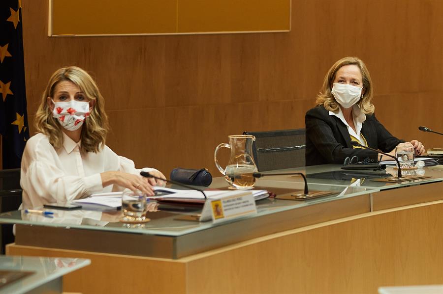 Calviño modifica la propuesta de Díaz y solo prohibirá el despido a empresas que reciban ayudas públicas Calviño modifica la propuesta de Díaz y solo prohibirá el despido a empresas que reciban ayudas públicas