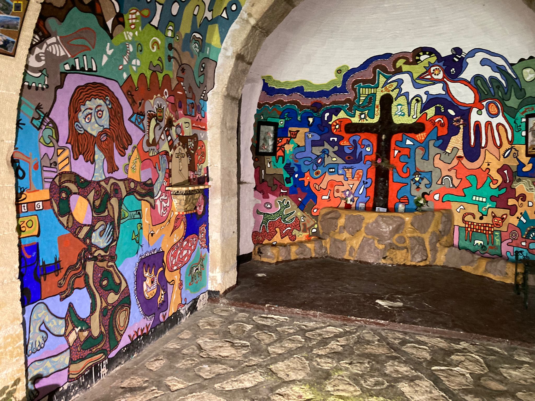 El artista que ha decorado la ermita de Alcoy, confía en que el ayuntamiento no le sancione y le ayude a terminar de restaurar el templo El artista que ha decorado la ermita de Alcoy, confía en que el ayuntamiento no le sancione y le ayude a terminar de restaurar el templo