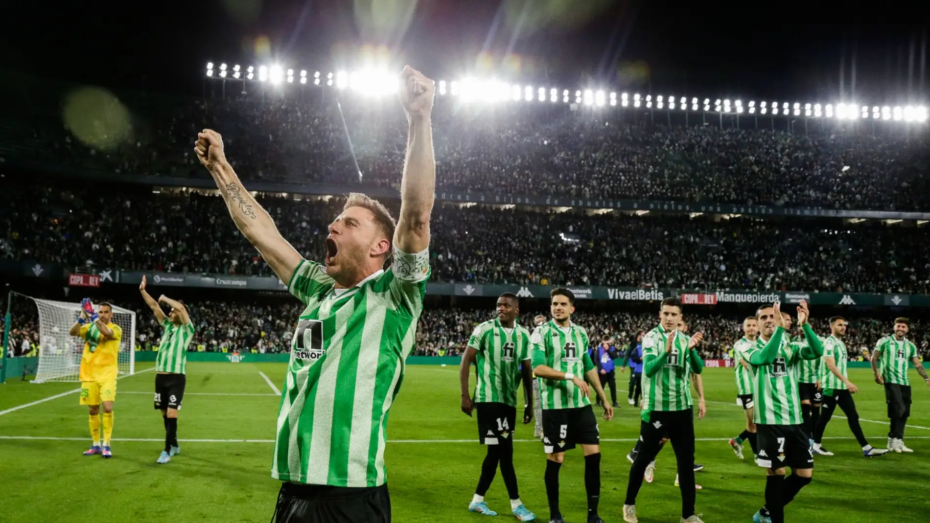 Joaquín celebra el pase del Betis a la final de la Copa del Rey.