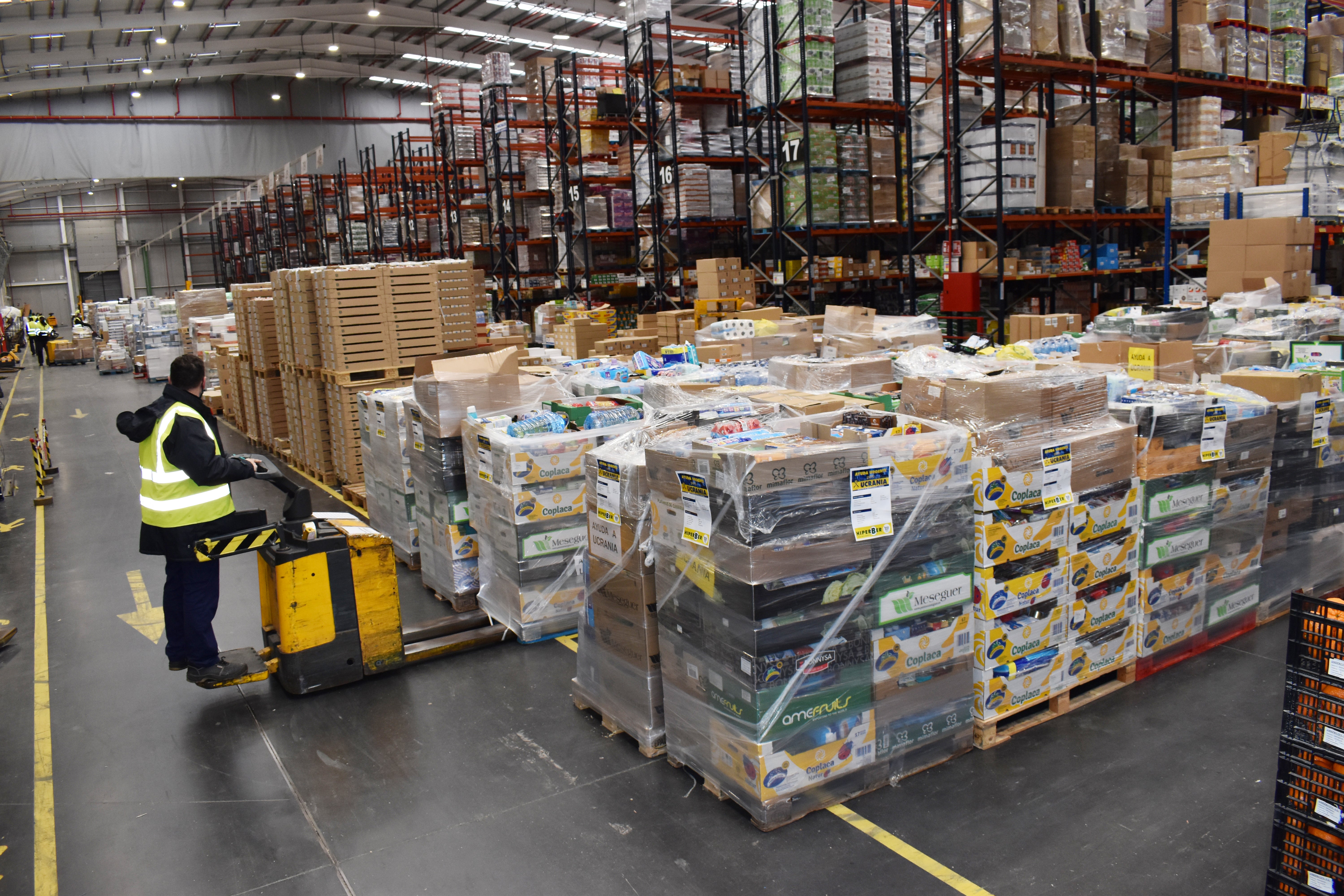 Hiperber recoge entre sus clientes más de 18 toneladas de ayuda para los refugiados de la guerra en Ucrania Hiperber recoge entre sus clientes más de 18 toneladas de ayuda para los refugiados de la guerra en Ucrania