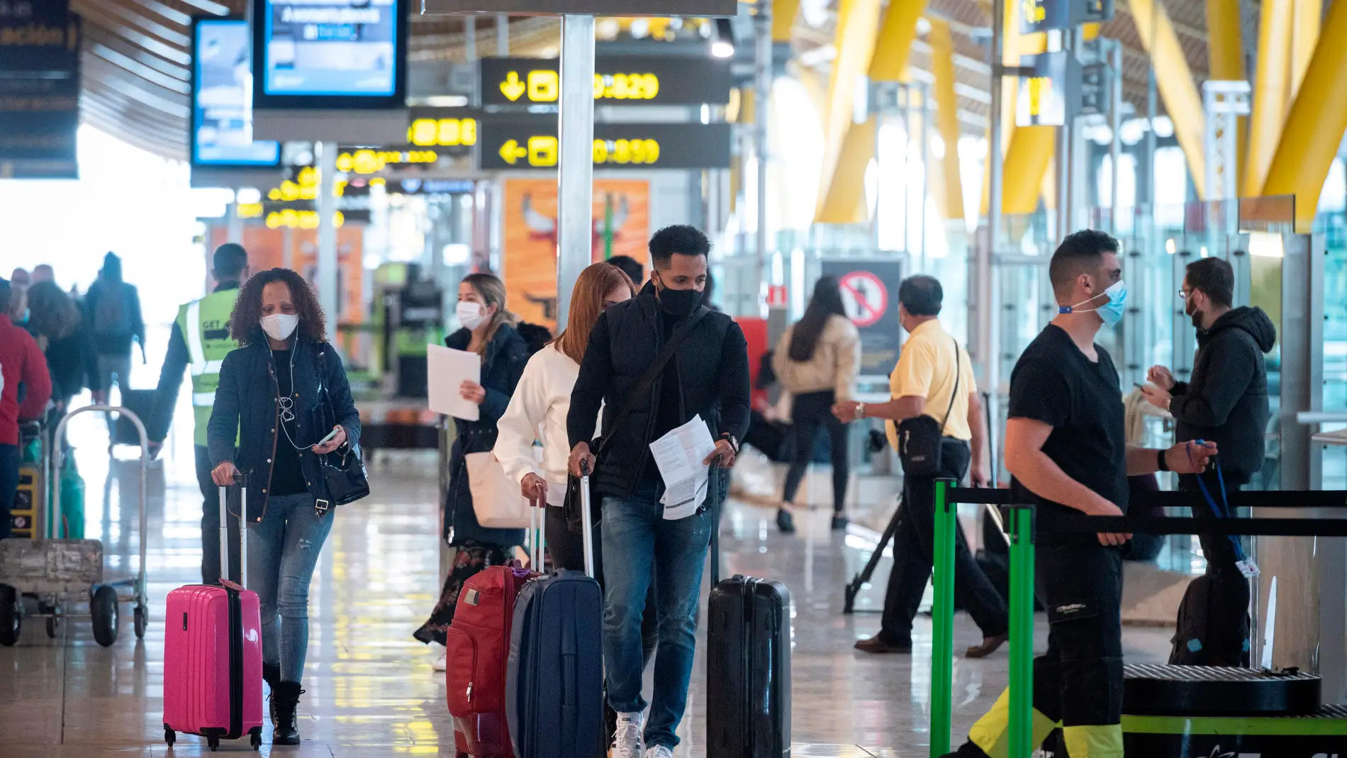 Varios viajeros en el aeropuerto de Madrid. / Efe