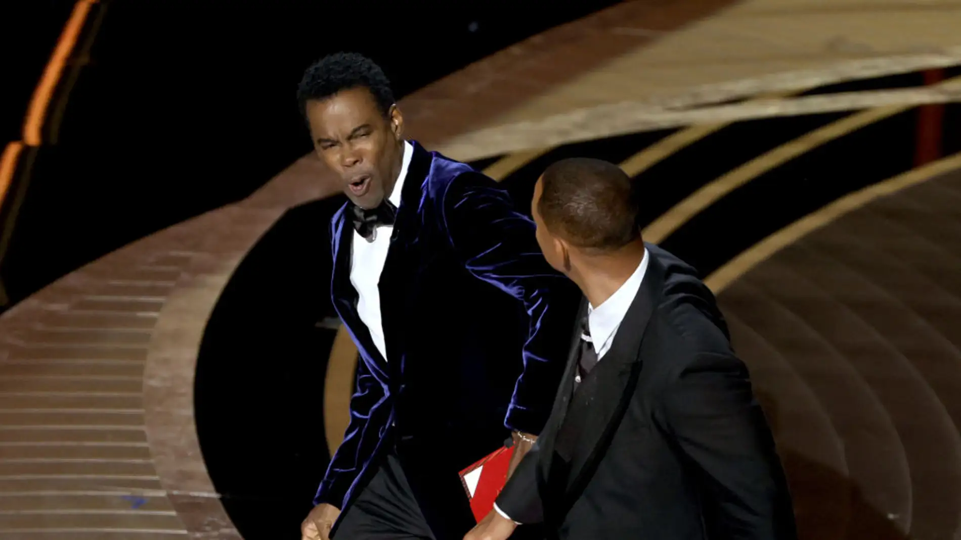 El gesto de Chris Rock tras recibir una bofetada de Will Smith en la ceremonia de los Oscar/ Getty