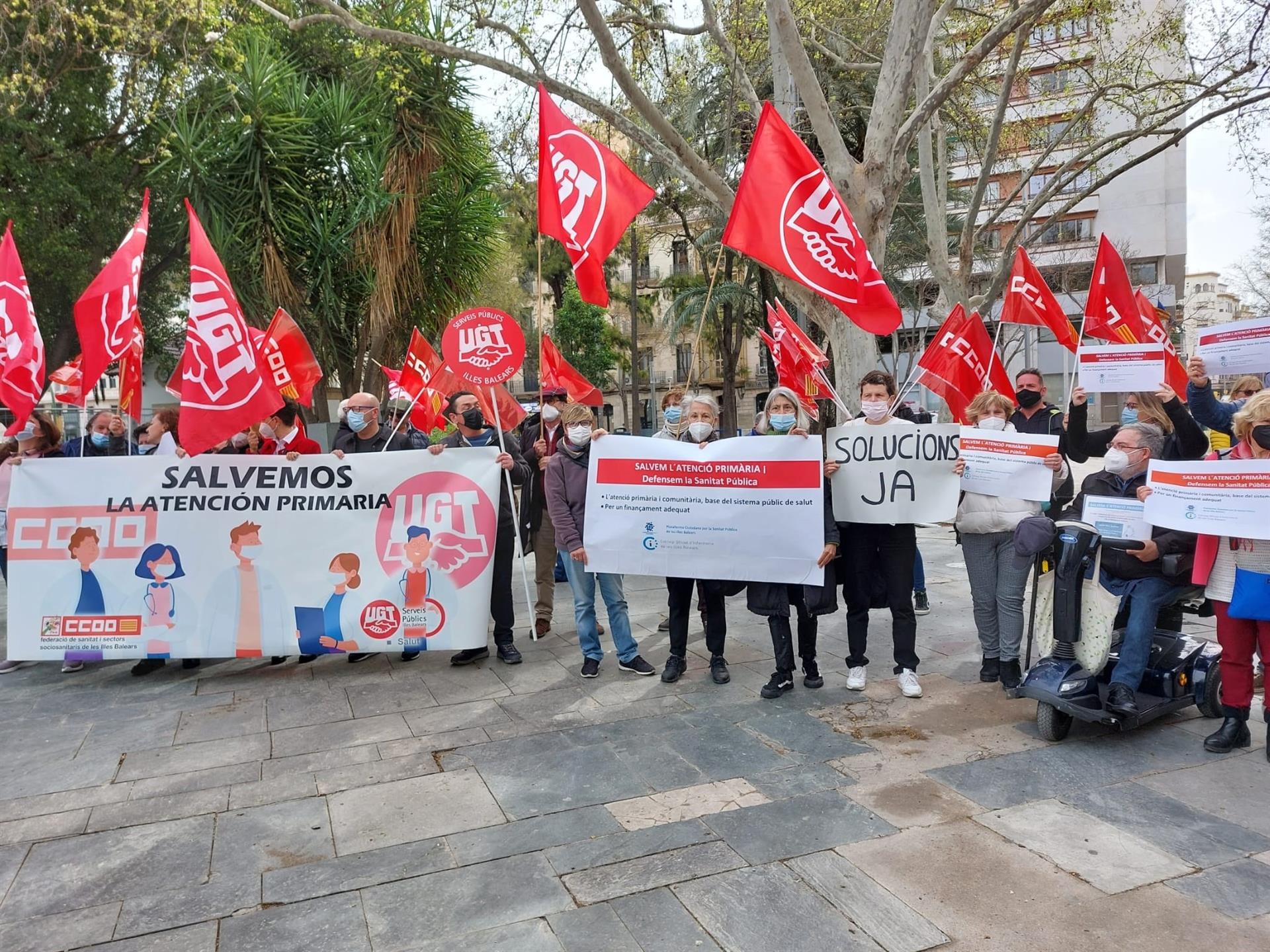 Unas 50 personas reivindican en Palma "más financiación" para una Atención Primaria "más resolutiva" Unas 50 personas reivindican en Palma "más financiación" para una Atención Primaria "más resolutiva"