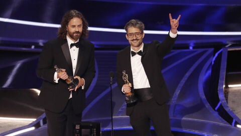 Alberto Mielgo y el productor Leo S&aacute;nchez, celebran el Oscar al mejor corto de animaci&oacute;n/ EFE