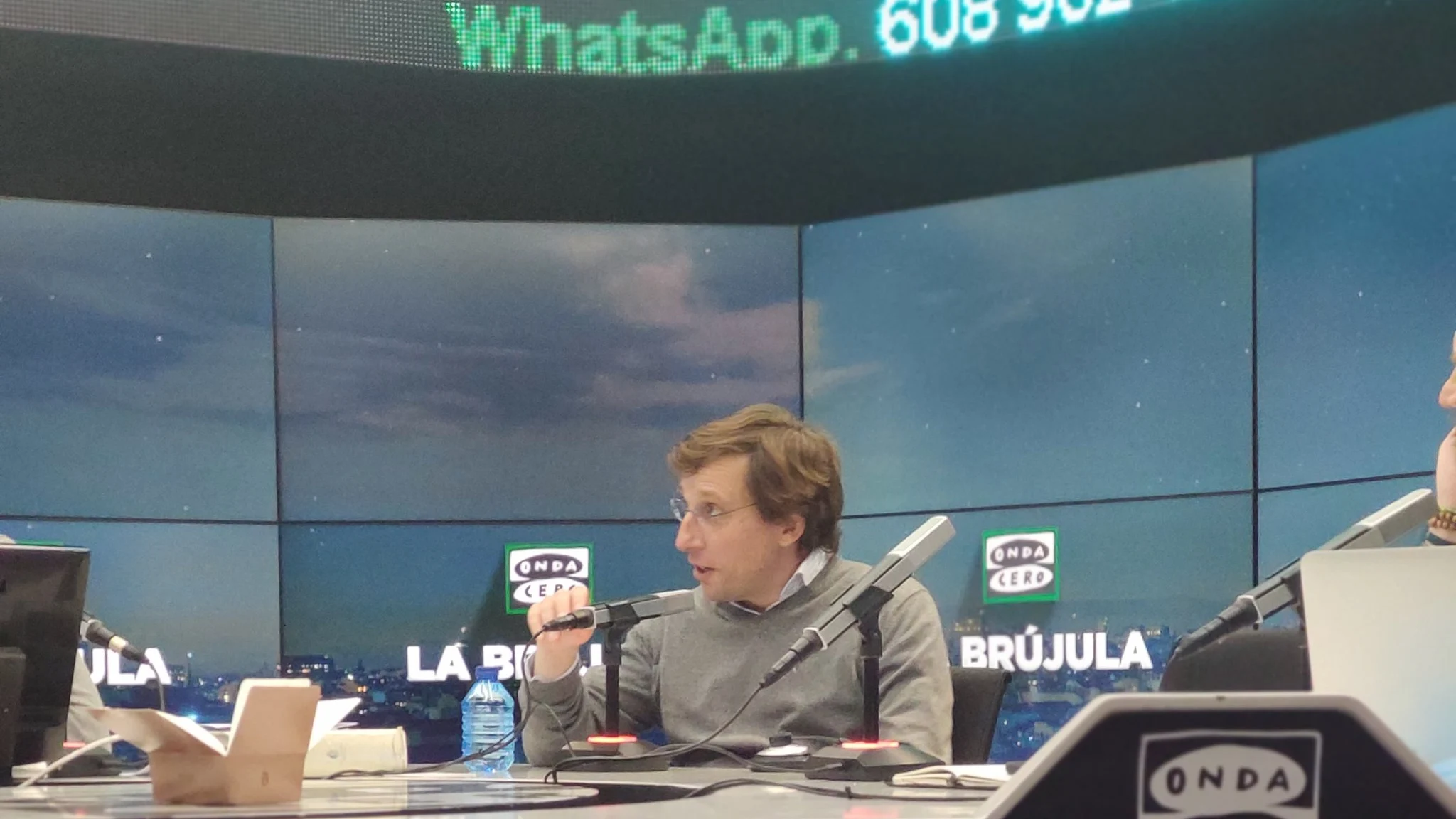 Almeida en la entrevista con Juan Ramón Lucas